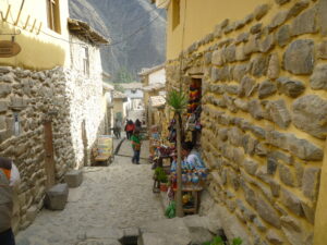 Rua em Ollantaytambo.