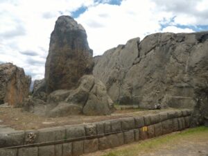 Monumento dedicado a Puma e que, segundo pesquisas, ainda conserva o perfil (?) desse animal considerado sagrado pelos incas. Nem com muita boa vontade consegue-se essa façanha, mô quiridu!