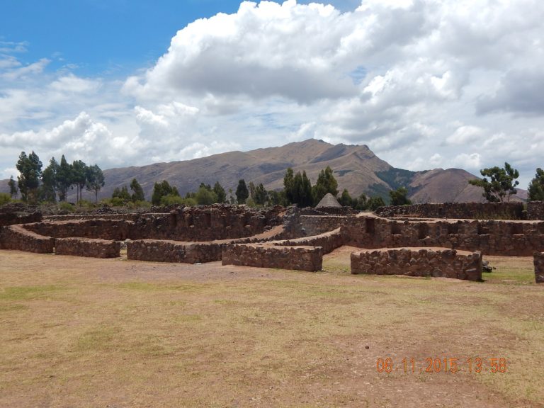 Raqchi - Ruínas do templo dedicado ao deus Wiracocha. Ao fundo, uma qollqa.