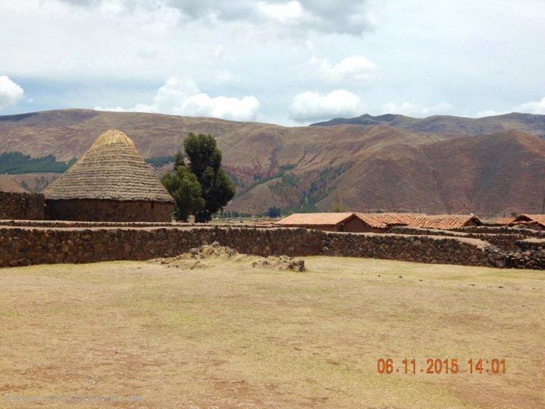 Raqchi. Uma collca: construção circular para armazenamento de víveres, roupas e armas.