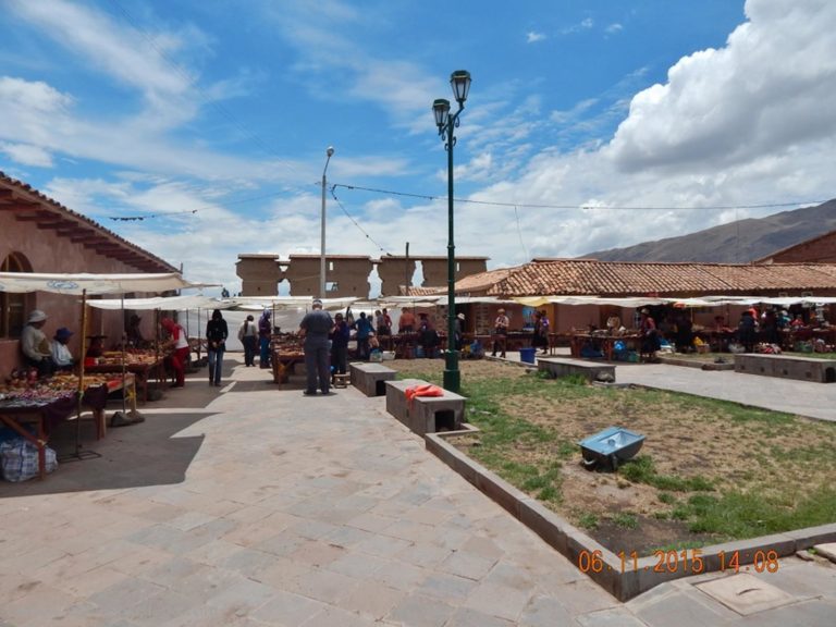 Praça central do povoado. Praça no Centro de Raqchi, em frente à igreja.