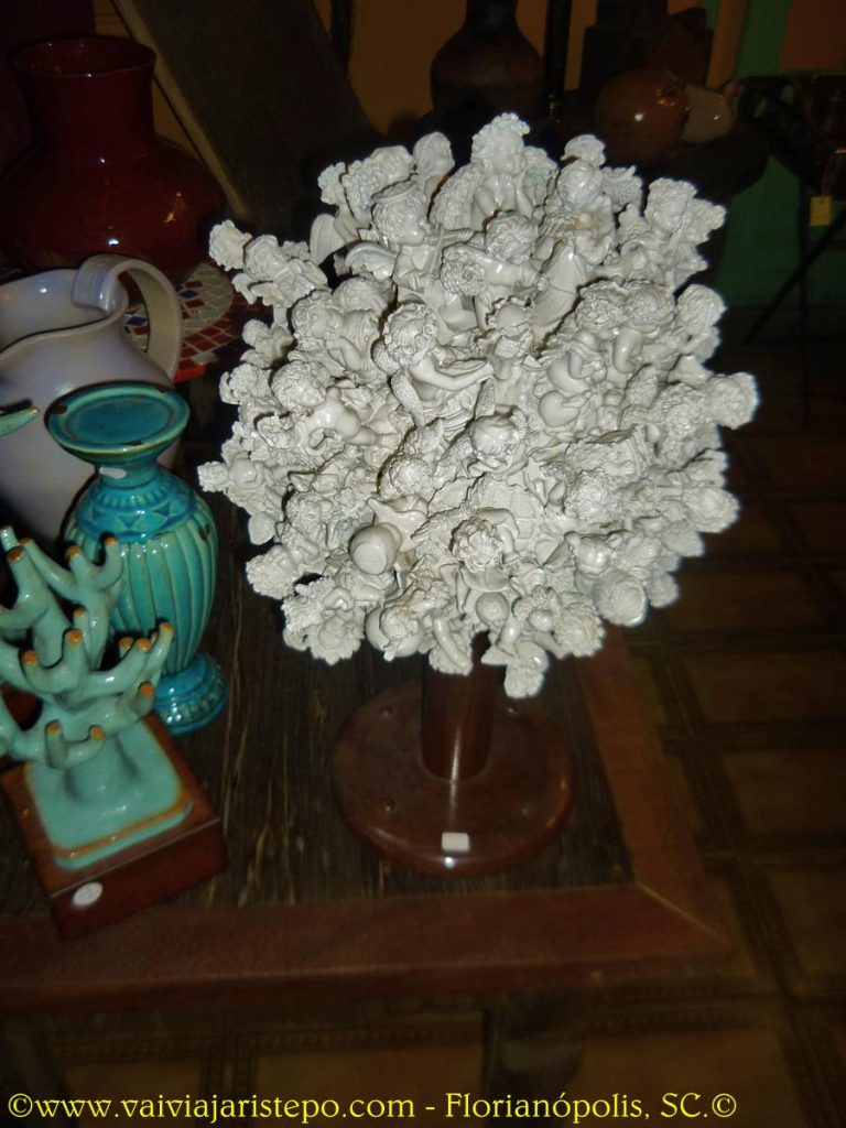 Peças sofisticadas, como uma esfera de anjos, e outras bem rústicas fazem parte deste contexto e ainda há outro detalhe recentemente criado: um espaço para comemorações, beeem colorido, que é a cara da alegria.