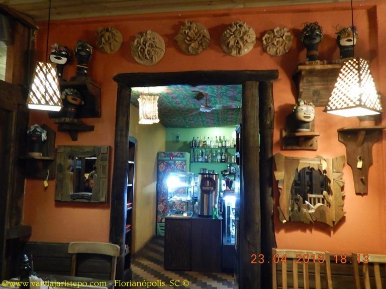 O portal entre o salão e a cozinha, laboratório onde se elaboram as mais deliciosas alquimias. E para quem não sabe, o banho-maria foi um processo descoberto pelos alquimistas para aquecer lentamente as soluções que criavam. Ói, ói, ó! Tudo a ver com cozinha.