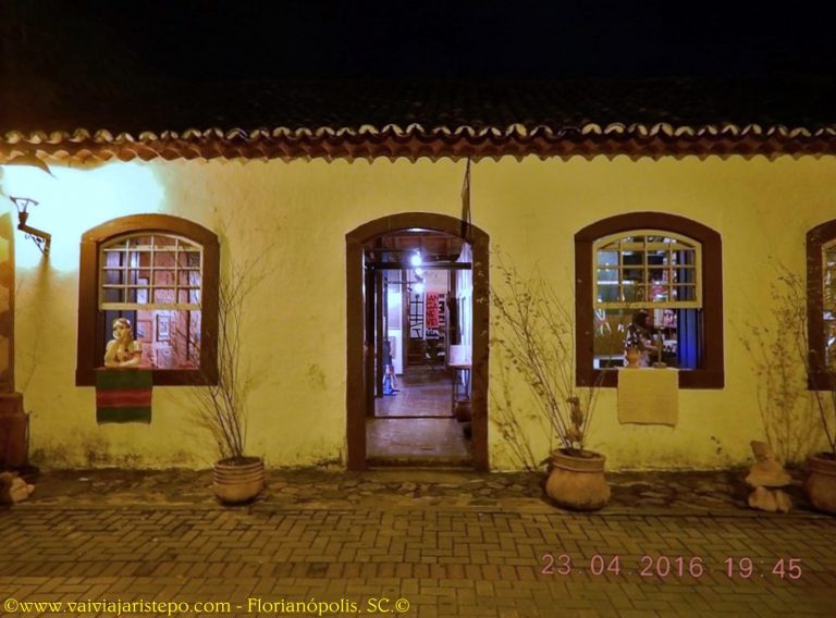 A "bela, recatada e do lar" aguardando o amado chegar tal qual as moçoilas de antigamente.