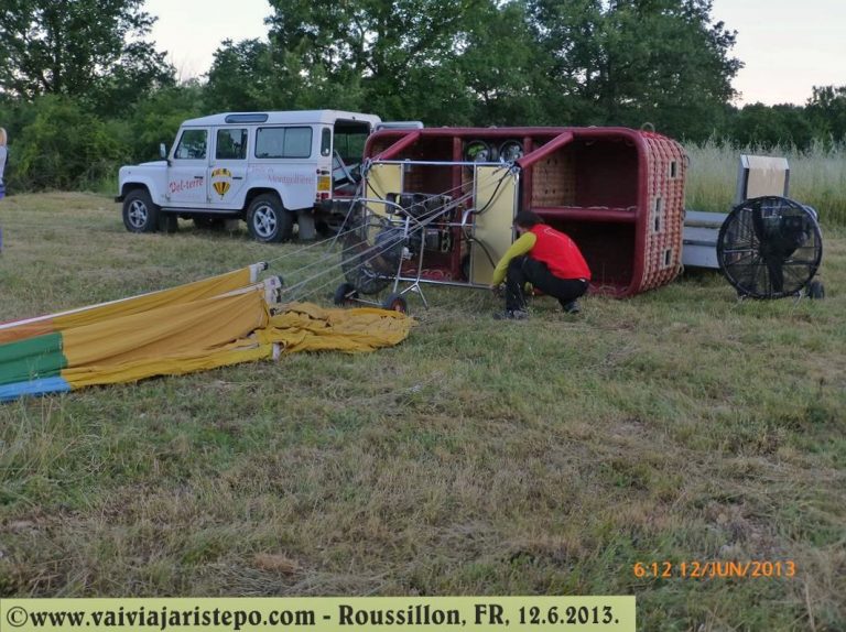 O trabalho para colocar um balão no ar é incrivelmente grande. Além do veículo que se vê na foto, da cesta, do balão e do ventilador, havia mais dois carros para dar suporte à viagem. Um destes veículos acompanha o voo a fim de receber os passageiros no lugar da decolagem.