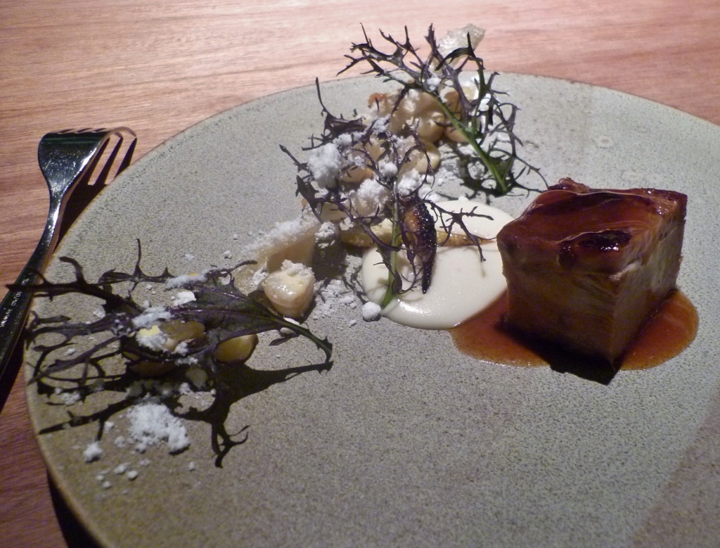 Peixe, milho branco e molho, com folhas que pareciam corais. Mais uma obra prima da arte culinária peruana, para você mergulhar de cabeça!