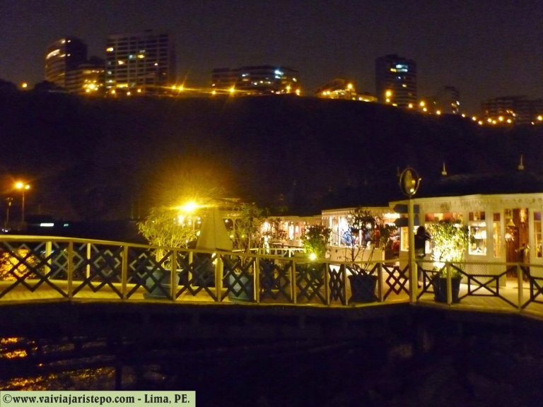 Mesmo na foto ruim consegue-se ver as várias lojas perfiladas em uma das pontes de acesso ao restaurante La Rosa Náutica.