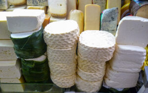 Outro produto que adoraria ter comprado e levado para o hotel. Observe a brancura dos queijos à direita.