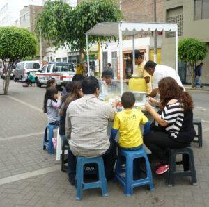 Os pratos da barraquinha dessa esquina me pareceram bem apetitosos. Aromáticos, estavam. Serviço confortável com bancos e balcão.
