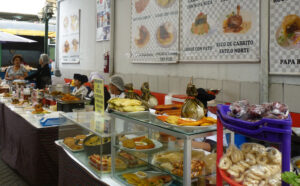 O cardápio é exposto na parede e em pratos prontos que as madres colocam em frente aos fogões. Não experimentei nenhum - nem mesmo um salgadinho - apesar de o aroma que desprendia das panelas ter sido bem convidativo.