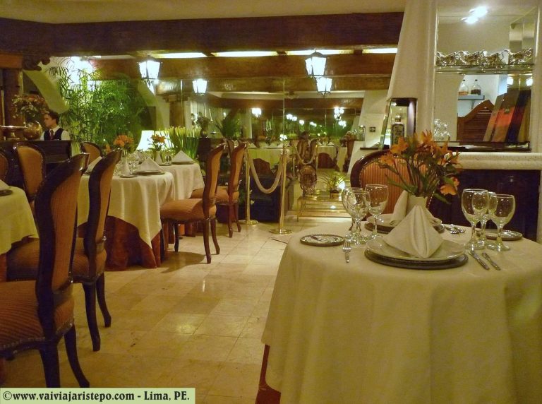 O luxo do restaurante do Hotel Antara contrasta com as opções do cardápio.