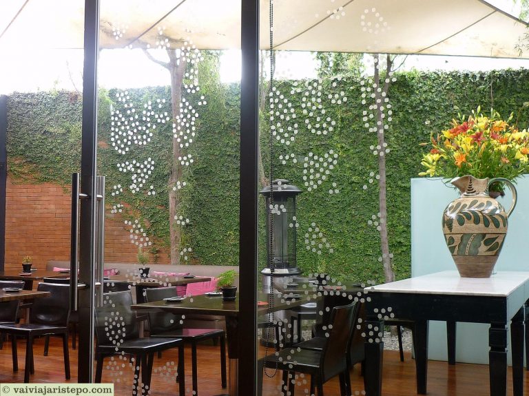 O cardápio é bem original - não há fotos. Os pratos são apresentados por desenhos humanizados (à mão livre) - traços  característicos de arquitetos - e com colorido forte. As sugestões são muitas e dificultam a escolha. Os ambientes são espaçosos. Garçom cortês.