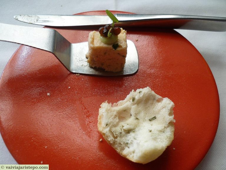 Pãozinho quente e crocante - outra marca da culinária peruana - acompanhou uma causa deliciosa.