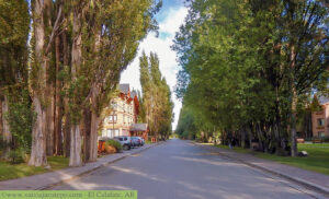 Essa é também a El Calafate que, intimamente, chamo de minha. Este trecho da rua é ocupado em ambos os lados pelas dependências do hotel (foto acima)