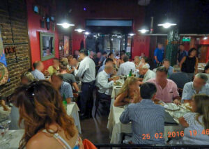 O restaurante enche e os clientes aguardam na porta, numa boa, até serem chamados. Esse movimento não é à toa.