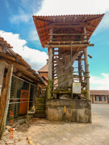 O mirante construído também com a mesma espécie de madeira, todas devidamente certificadas.