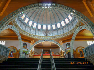 A arquitetura do santuário surpreende por suas dimensões, considerando que no prédio há subsolo e plano superior (onde está o altar), ambos acessíveis por escadas.