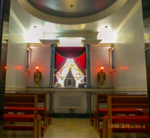 O subsolo conta com  algumas pequenas capelas tais como essas que você vê na foto: Jesus Cristo morto e N. S. da Aparecida.