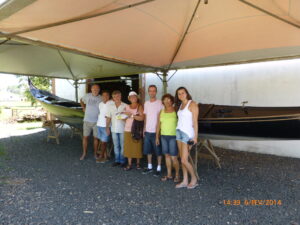 Na foto acima, a família, o secretário de turismo e os restauradores da gôndola. O subprefeito clicou a foto.