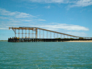 Nesta época a salina estava sem atividades. O que vimos foram pequenos montes de sal impróprio para uso. As cores amarelo e marrom denunciavam o tempo em que já estavam ao relento.
