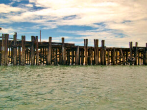 Pier onde os meninos, com a maior boa vontade, tentaram pescar nosso almoço.