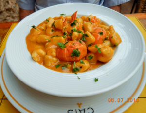 Gnochi de baroa com lagostins e molho bisque.