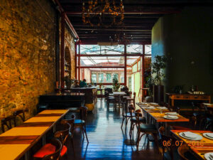 Visão de parte do mezanino. Ao fundo, a fachada da rua do Mercado.