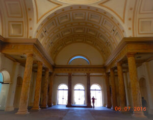 Ao adentrar o prédio fiquei encantada pela beleza da arquitetura. Chama atenção  as dimensões do salão, principalmente o espaço central que é livre de sustentações.