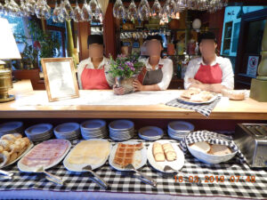 Três das funcionárias que às 6.00 da manhã já abriam o salão para nos servir. Obrigada, meninas!