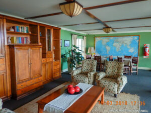 Sala de estar. Acesso aos quartos do jirau.