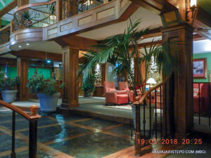 Hall de entrada. Recepção, à esquerda.