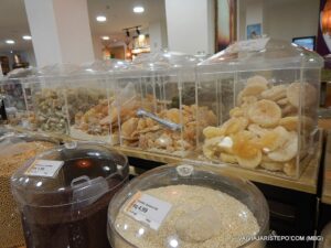 Abacaxi, casquinha de laranja, tangerina, figo... tudo cristalizado.