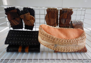 Fiquei encantada pela bolsa alaranjada, mas me segurei. E os cintos elásticos com o fecho em madeira? E a carteira preta com bolinhas?