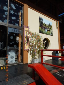 O jardim agora conta com uma boutique que oferece vários tipos de artigos. Esta loja não existia em 2011.