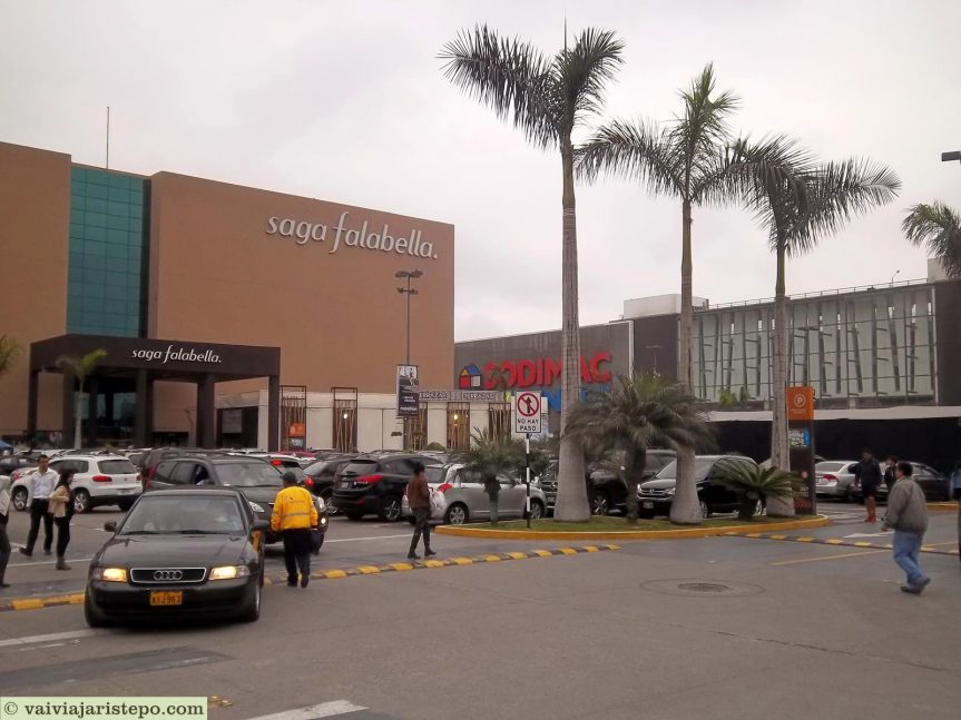 PERU. LIMA. Jockey Plaza – Um Mega Shopping Center
