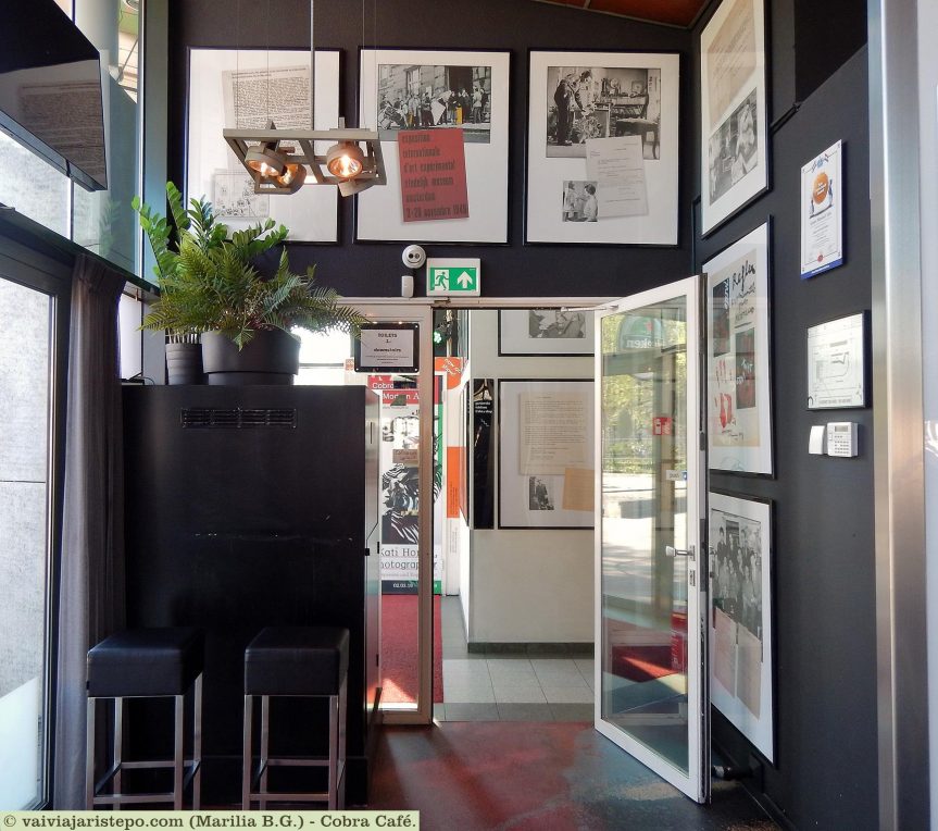 HOLANDA. AMSTERDAM. Cobra Café: Bistrô, Galeria de Arte e Um Banheiro/Boutique Informatizado Que Parece Mágico!