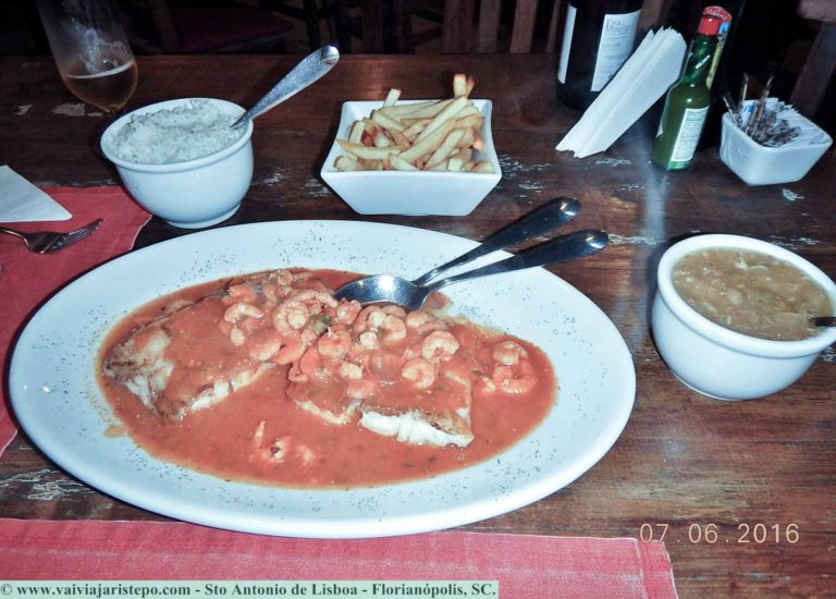 Foto do prato de filé de peixe ao molho farto de camarões.