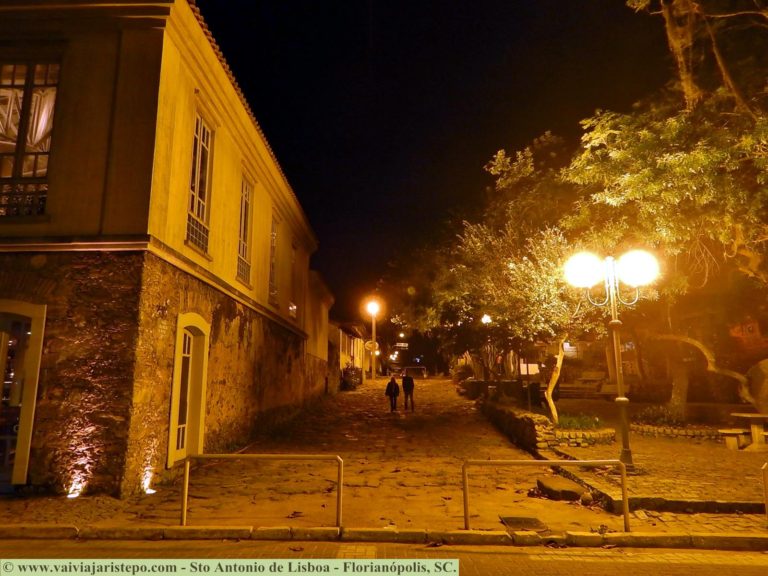 À direita, Praça Roldão da Rocha Pires.