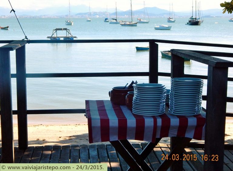 Espaço em frente ao mar do Freguesia Oyster Bar.