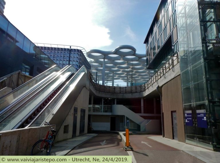 A foto mostra o acesso à estação de trem