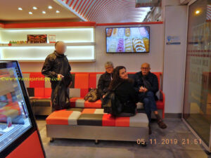 Conseguimos lugar para curtir nosso sorvete, porque quando chegamos à sorveteria já era tarde da noite. 