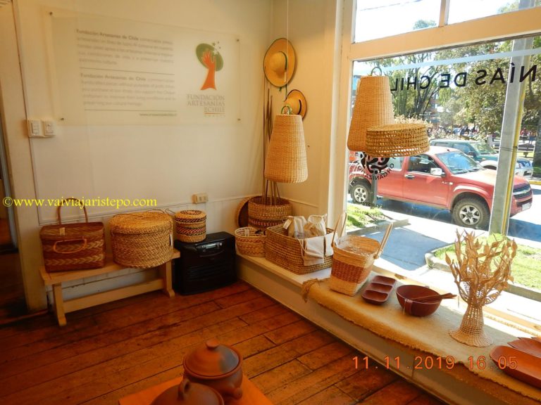 Não há como não apreciar a composição de cores e fino acabamento nas peças trançadas com palha de tonalidades diferentes.