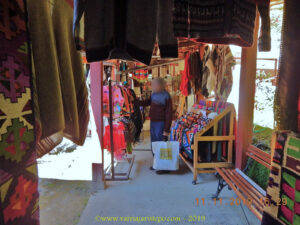 Lá você encontra peças de vestuário para adultos e crianças, objetos decorativos, calçados, bijuterias e até postais.O ideal é anotar o número da loja onde encontrou algo de que tenha gostado, a fim de não perdê-lo de vista. É uma oferta imensa de mercadorias em cada loja e por isso é bom se organizar na hora da bisbilhotagem.