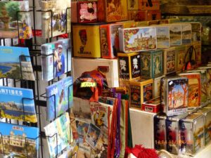 Uma compra que não fiz e da qual me arrependi: sabonetes embalados em caixas de lata com desenhos vintage. Bobeei.