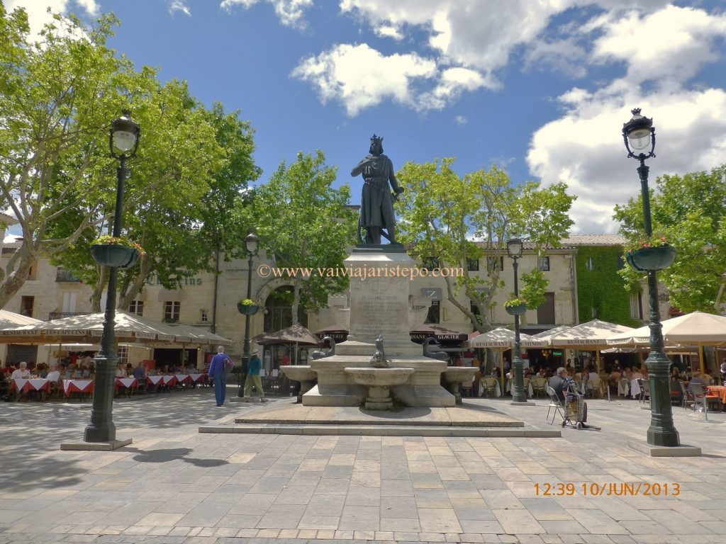 No centro da Praça Saint Louis, está a homenagem ao fundador da cidade de Aigues-Mortes, Saint Louis, no século XIII. 