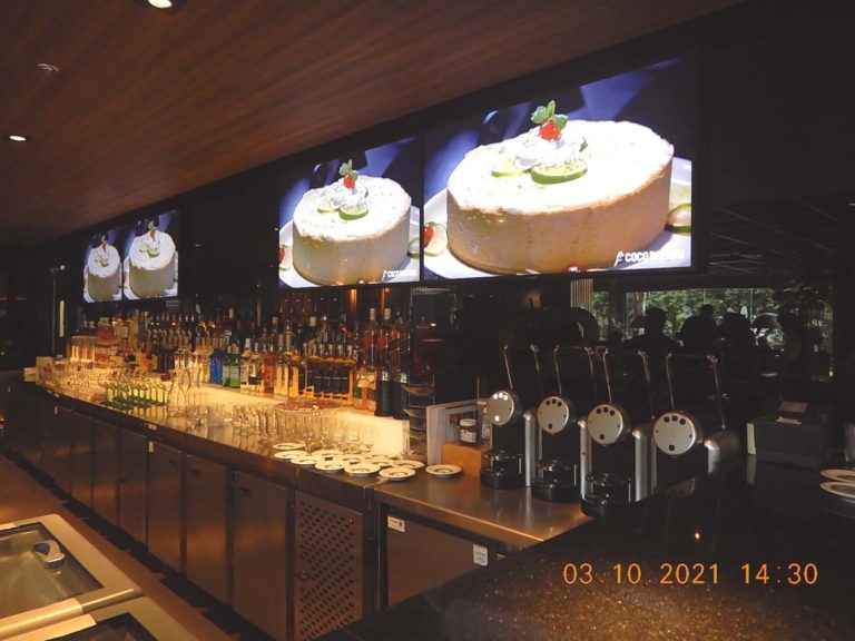 Aspecto do bar do Coco Bambu, no térreo do Villa Romana Shopping.