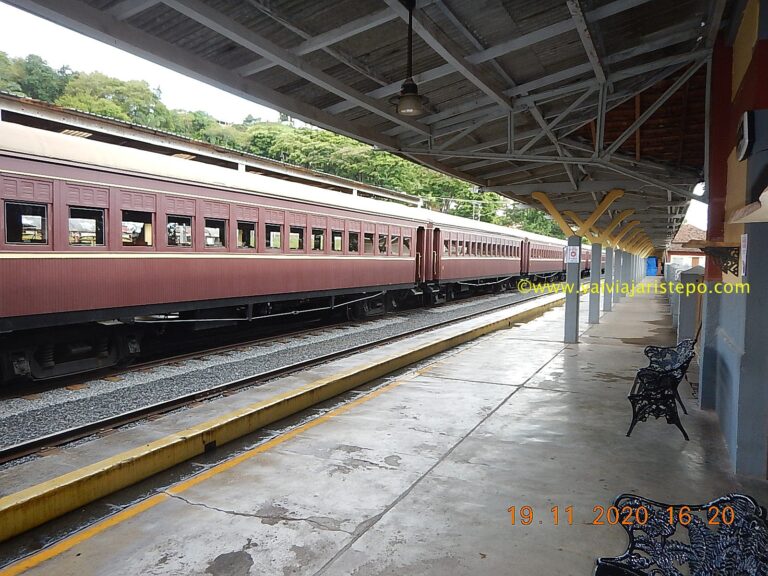 Vagões que parecem adormecidos, à espera de alguma Maria Fumaça que os despertem e os façam transbordar de vida.