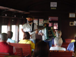 Uma foto embassada ilustra a dupla que anima os vagões, enquanto A Estação Soledade "não vem".