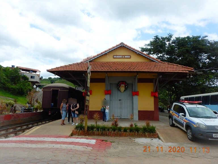 A antiga estação ferroviária de Soledade de Minas. No lado oposto ao dos trilhos, há bancos na plataforma cuja finalidade é oferecer conforto para os passageiros dos ônibus que fazem percurso até à cidade de Soledade.