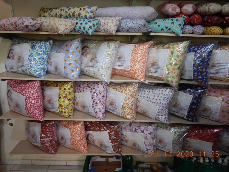 O tempo que me restou foi o suficiente para dar uma bisbilhotada na loja ao lado, sacar estas poucas fotos e mais nada.